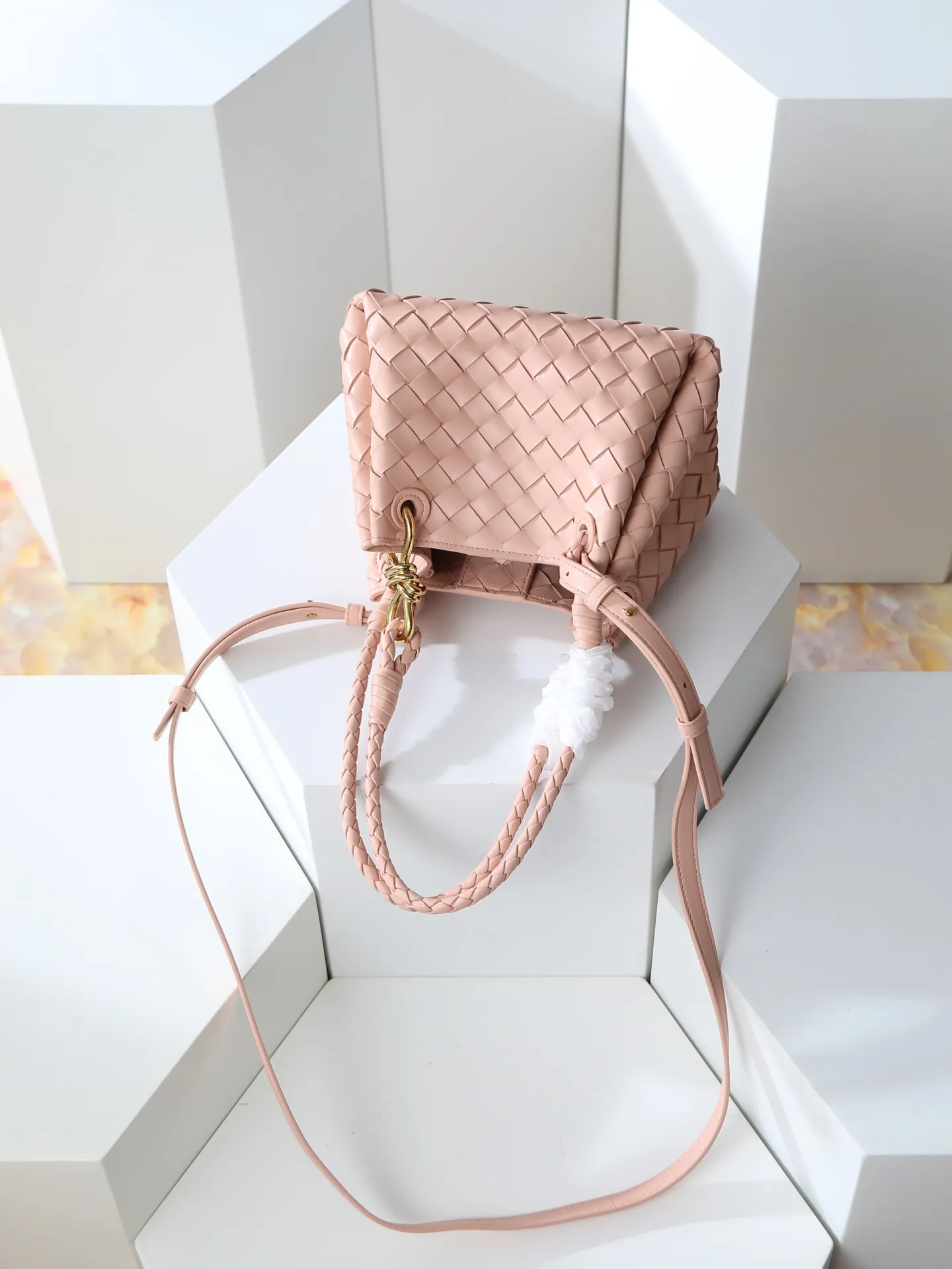 1250. Home B has a new product! Andiamo combines archive parachute handbags to inherit retro elements and integrate modern trends. The same style as Shu Qi's Night in Beijing. It is a continuation of the classic bag. It has three functions: hand carry, shoulder and cross-body. It is embellished with metal brass knot buckles. It is small and has an amazing capacity. It can easily hold all kinds of daily necessities with a box, sunglasses, small bottle, water powder, charger, and the upper body is versatile. Style number: 796569 Size: 21*17*16.5cm
